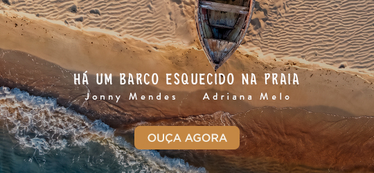 Há um barco esquecido na praia